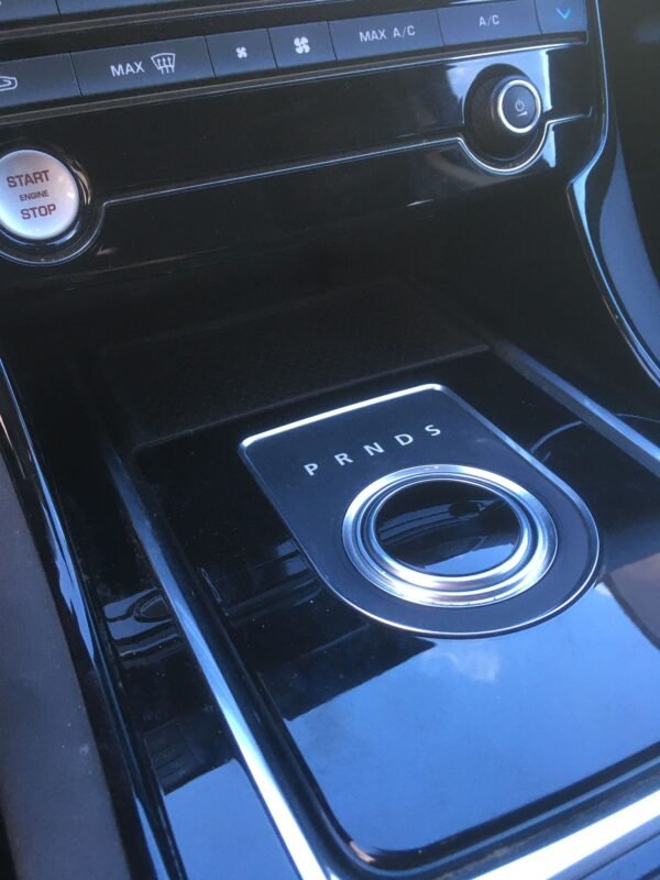 JAGUAR XE 2.0D 180PS PURE