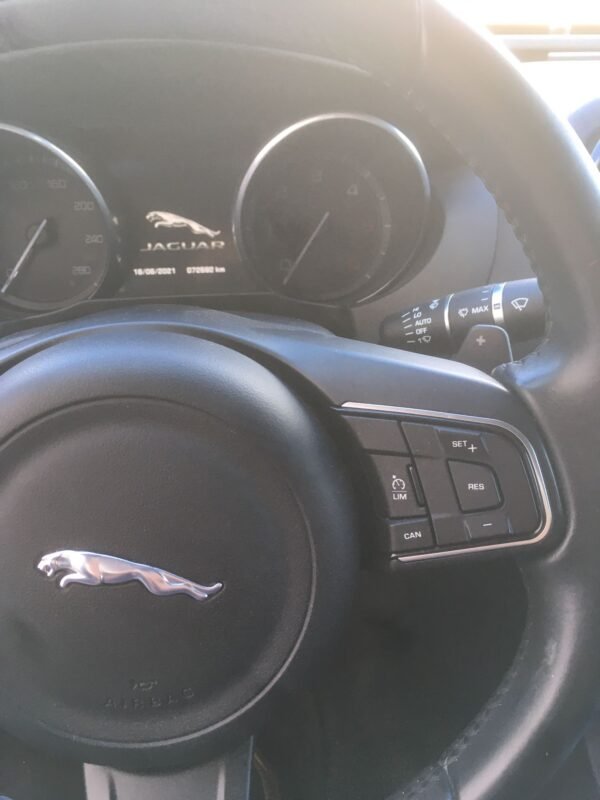 JAGUAR XE 2.0D 180PS PURE