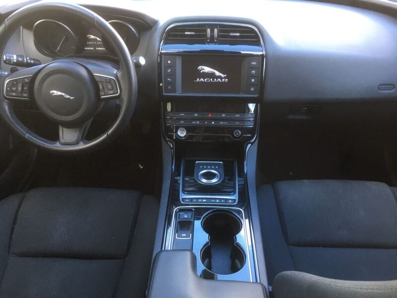 JAGUAR XE 2.0D 180PS PURE